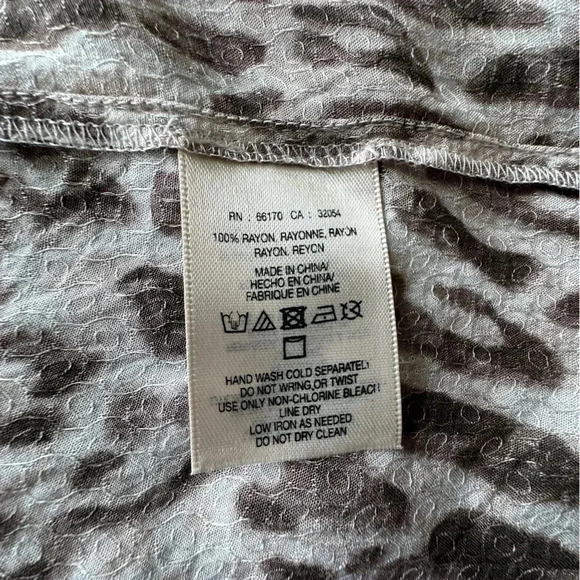 MaEVe | ANIMAL PRINT SHORT SLEEVE BLOUSE PLEATS BUTTON UP NECK | SIZE: 4 - Picture 11 of 12